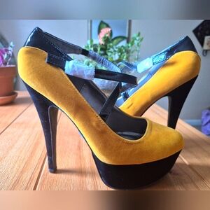 Qupid Yellow & Black Suede Heels‎ - Size 9